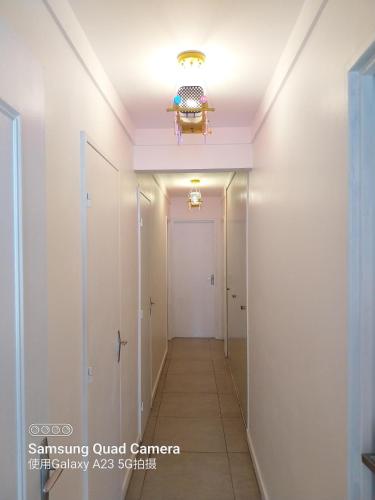 corridoio di un corridoio con soffitto di La chambre de l'appartement a Créteil