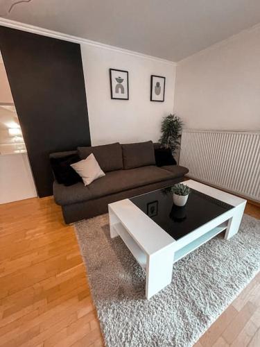 a living room with a couch and a coffee table at Ferienwohnung „Reuth“ in Weißenbrunn