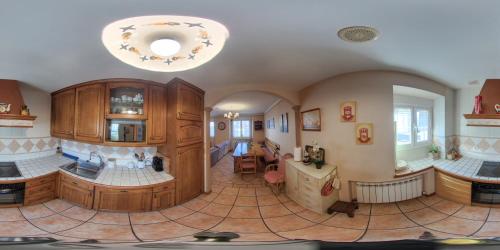 una grande stanza con cucina e soggiorno di La Aldaia de Urbasa a Eulate