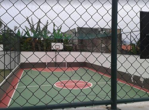 a basketball hoop on a court with a net at Lindo Apartamento em Bertioga/SESC a 300m da praia in Bertioga
