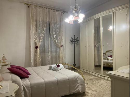 a bedroom with a white bed and a window at La casa di Mary in Castiglion Fiorentino