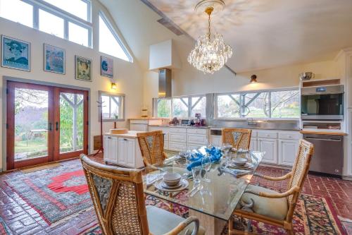 Un comedor con una mesa de cristal y sillas. en Pet-Friendly Pilot Studio with Vineyard Views!, en Pilot