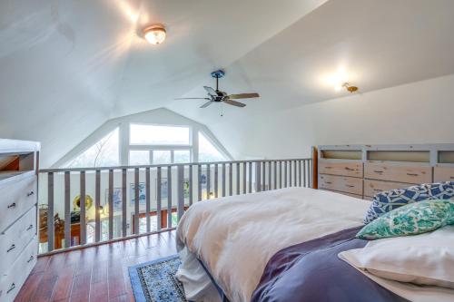 1 dormitorio con 1 cama y ventilador de techo en Pet-Friendly Pilot Studio with Vineyard Views!, 
