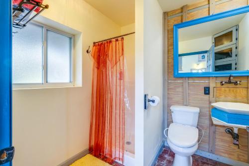 y baño con aseo y lavamanos. en Pet-Friendly Pilot Studio with Vineyard Views!, 