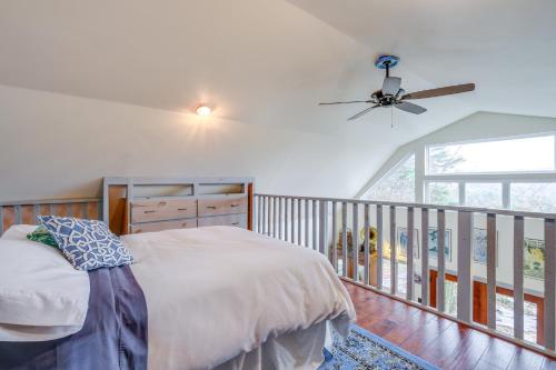 Un dormitorio con una cama y un ventilador de techo. en Pet-Friendly Pilot Studio with Vineyard Views!, en Pilot
