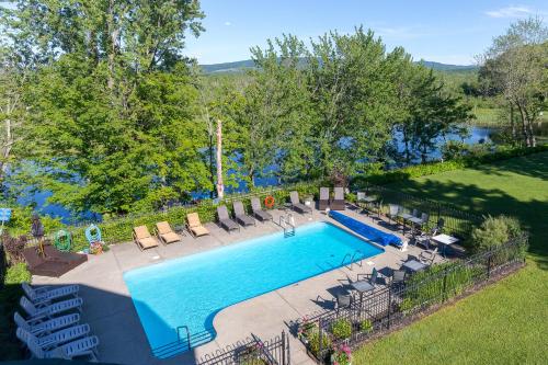 an overhead view of a swimming pool with lounge chairs at Hotel Lac Brome in Lac-Brome