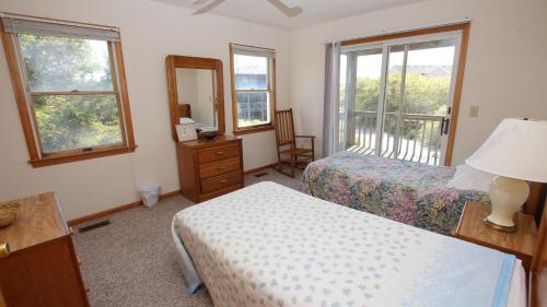 1 dormitorio con 2 camas, espejo y ventanas en Oceanside, Community Pool, Community Tennis, PT7, Summer Winds, en Sanderling