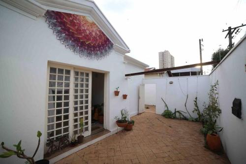un cortile di un edificio bianco con piante in vaso di Kasa Kaya ad Araraquara