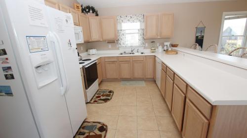 Una cocina o zona de cocina en Oceanside, Priv Pool, H Tub, Rec Rm, PV2, Seaing Is Believing