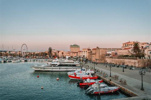 un grupo de barcos están atracados en un puerto en Hotel Catalunya, en Alghero