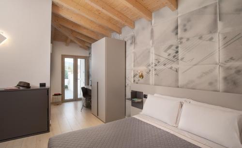 - une chambre avec un lit et un bureau dans l'établissement Theodore Rooms, à San Teodoro