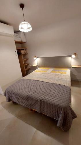 une chambre avec un lit dans une pièce dans l'établissement Front de mer - Emplacement prisé au calme - T2 moderne et entièrement climatisé - Tout à pieds, à Sanary-sur-Mer