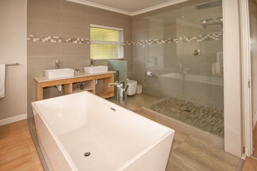 Ένα μπάνιο στο Modern double story beach house
