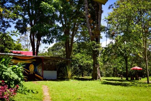 ein Haus mit einem Gemälde darauf in einem Park in der Unterkunft Finca La Rivera in San Agustín
