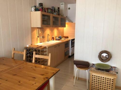 - une petite cuisine avec une table en bois et un comptoir dans l'établissement Appartement traversant 4 pers pied des pistes vue imprenable, à Orcières