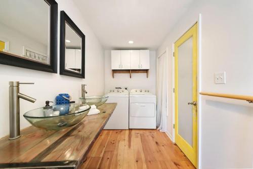 Η κουζίνα ή μικρή κουζίνα στο HostWise Stays - The "Row" House - Beautiful Space, Two King Beds