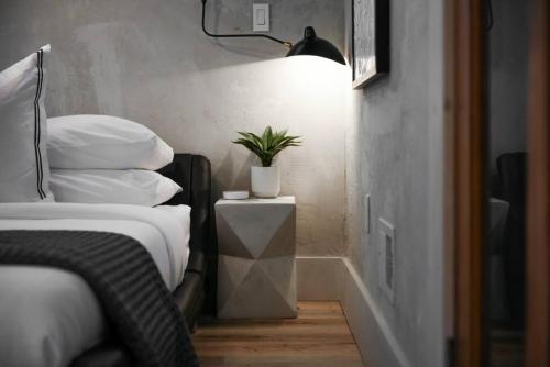 Postel nebo postele na pokoji v ubytování HostWise Stays - The Ridgway - 2 Apts in 1 - Great Privacy, Designer Space