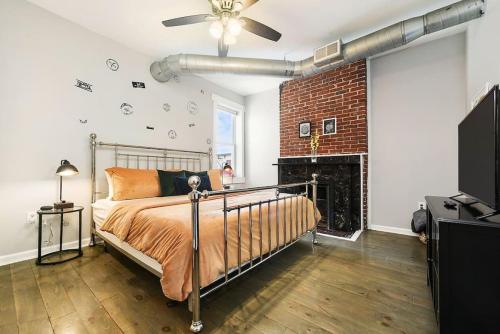 Katil atau katil-katil dalam bilik di HostWise Stays - Triplex, Great for Groups, 3 Separate Apts, Free Parking