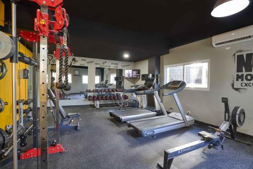 Spordikeskus ja/või sportimisvõimalused majutusasutuses Central Park Tower