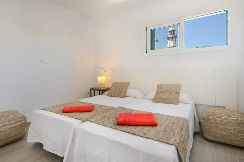 deux lits dans une chambre avec deux oreillers rouges dessus dans l'établissement Red Volcano- pool, gym and activities in Sport Center Fariones included, à Puerto del Carmen