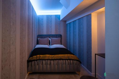 sypialnia z łóżkiem z niebieskim światłem w obiekcie Apartament w Rynku II, MyWeek w mieście Radków