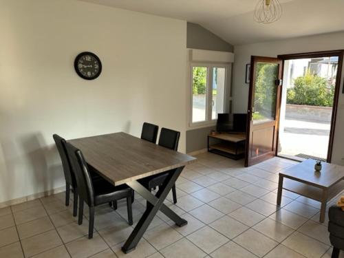 a dining room with a table and chairs at Le Nid Du Moulin in Batzendorf