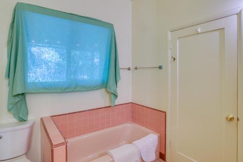 La salle de bains est pourvue d'une baignoire et de toilettes. dans l'établissement Secluded Cohasset Home with Pool and Screened Porch!, 