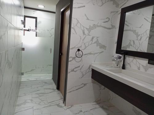 Ein Badezimmer in der Unterkunft Terra Luna Lodge
