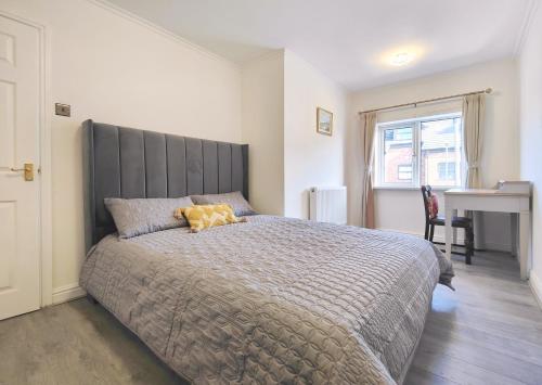 Regent House - Holiday Home With Free Parking - 5 Minutes Drive to Coop Live Arena, Etihad Stadium & Manchester City Centre photo 3