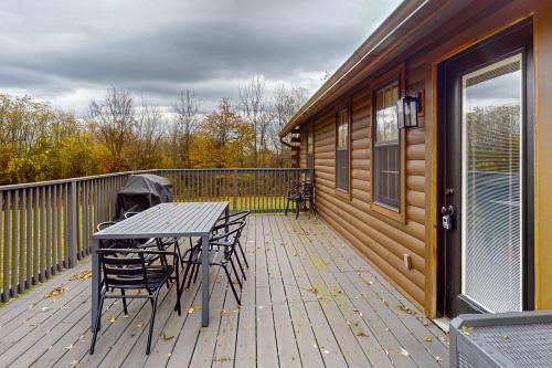 Modern Log Cabin with Vineyard Viewsにあるバルコニーまたはテラス