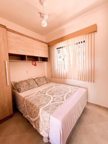 サン・トメー・ダス・レトラスにあるKitnet STL. Centroのベッドと窓のある寝室