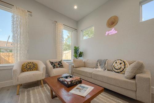 Ruang duduk di Modern Home Near Downtown with Fast WiFi, BBQ, Games & EV equipped!