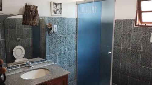 uma casa de banho com um chuveiro, um lavatório e um WC. em Lindo Sitio Junto à Natureza em Ibiúna