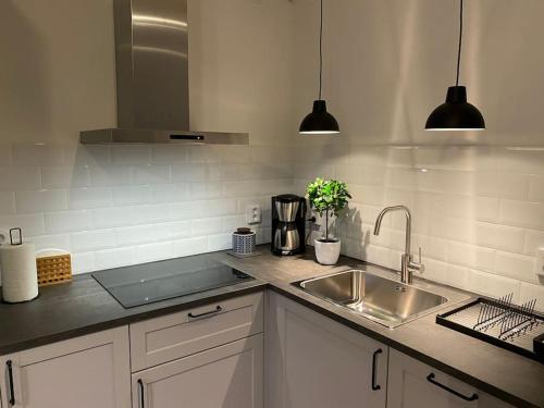 cocina con fregadero y encimera en Guesthouse centrally in Vetlanda en Vetlanda