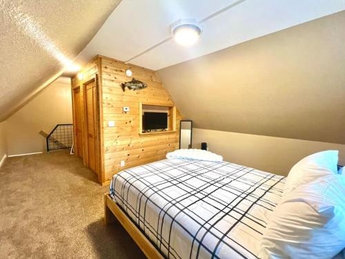 ein Schlafzimmer mit einem Bett in einem Zimmer in der Unterkunft Northern Lights Layover in Fairbanks