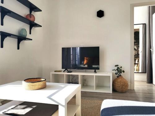 uma sala de estar com televisão num armário branco em FAC 4 - Tram au pied l'immeuble- Parking free em Toulouse