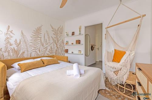 - une chambre avec un lit pliant et un hamac dans l'établissement Beethoven - St Michel - Métro - Tram - Stadium, à Toulouse