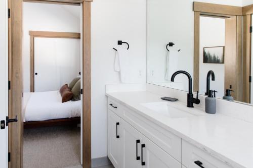 łazienka z 2 umywalkami i lustrem w obiekcie 4 Bed Main House w Mother-in-Law Suite and Hot Tub w mieście Cle Elum