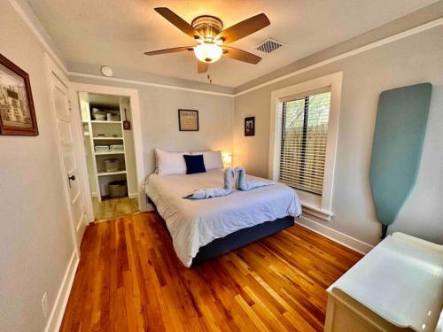 een slaapkamer met een bed en een plafondventilator bij The Virginia Blue Walk To Downtown Prescott in Prescott