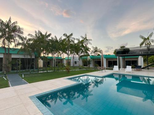uma piscina em frente a um edifício em Villa'S Roraima - Pousada & Natureza em Boa Vista