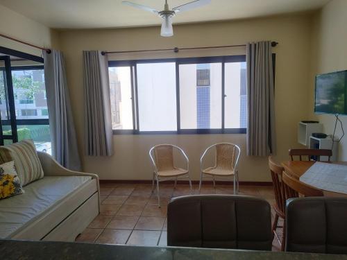 un soggiorno con divano, sedie e tavolo di Residencial Milton Prado a Florianópolis