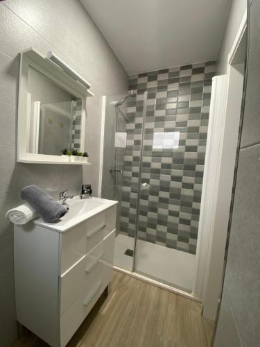 a bathroom with a sink and a shower at Apartamento Andalucía Centro II in Antequera