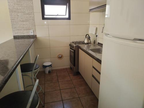 una piccola cucina con lavandino e frigorifero di Residencial Milton Prado a Florianópolis