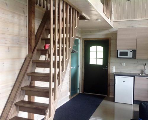 una escalera en una casa pequeña en Inarin Kalakenttä, en Inari