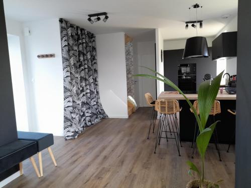 a kitchen and living room with a table and chairs at La casa Tata in Taulé
