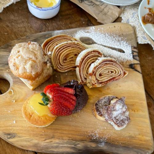 Estalagem La Hacienda في غرامادو: لوح تقطيع خشبي عليه أنواع مختلفة من المعجنات