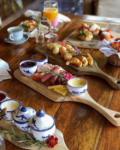 الطعام في الفندق أو بالجوار