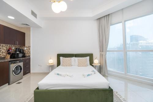 Postel nebo postele na pokoji v ubytování Comfortable Broad Studio in Business Bay-Suiteable