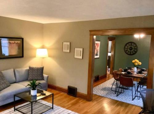 uma sala de estar com um sofá e uma mesa em Whole House Cohassett em Lakewood