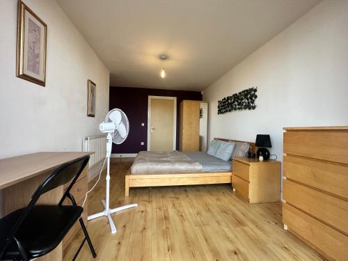 - une chambre avec un lit et un bureau dans l'établissement Ensuite Double Bedroom In Shared Apartment, à Birmingham